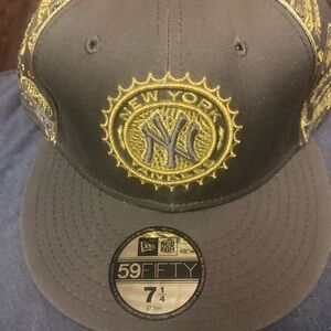Dead stock never worn New Era vintage fitted hat! New York Yankees 7 -1/4
